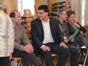 Bürgermeister Jonas Merzbacher im Gespräch mit Teilnehmern.